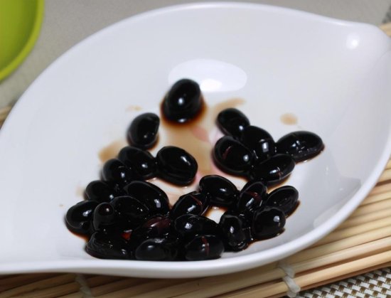 天冷我家常吃<em>黑豆</em>，用醋泡一泡，每天吃5颗，补充蛋白质和维生素