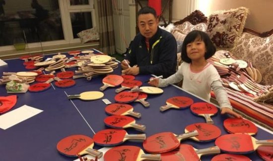 刘国梁晒出自己的豪宅，客厅放着一张大球桌，一家人爱好就是...