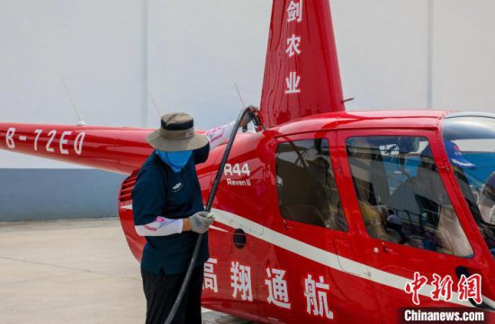 全国首架村级联合购置航空植保飞机在山东滕州启航