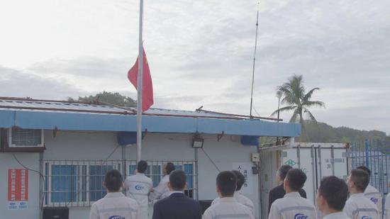 全球连线｜中国驻瑙鲁使馆复馆小组举行升国旗仪式