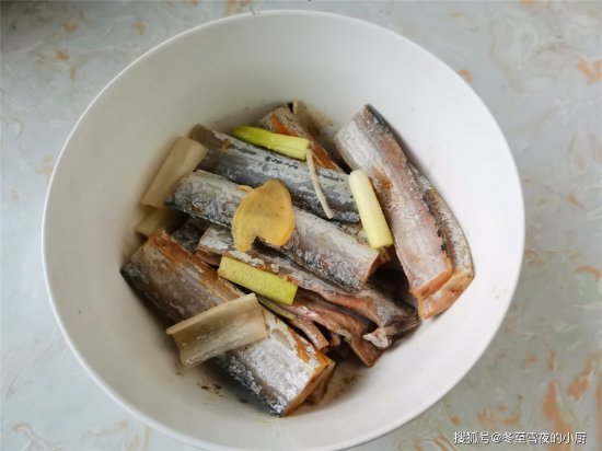 干炸<em>带鱼的家常做法</em>，简单实用，带鱼金黄酥香，吃的鱼刺都不剩