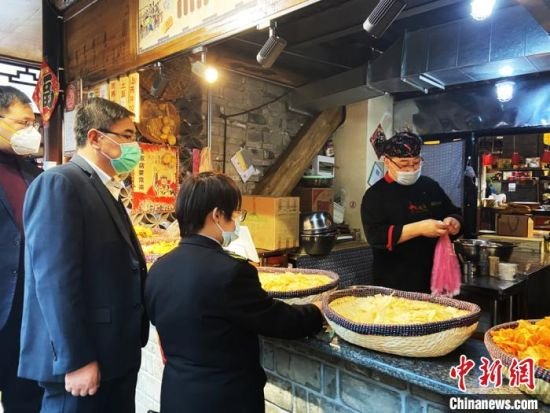兰州<em>餐饮</em>业恢复堂食:顾客登记用餐 点赞公筷制度