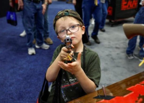 美国多名儿童在枪支展会上试枪 控枪活动人士怒批美国全国步枪...