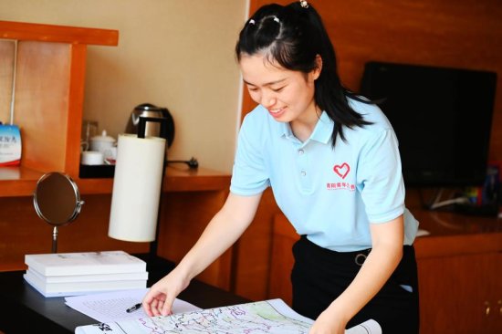酉阳青年志愿者成为2022中国武陵文旅峰会的一道靓丽风景