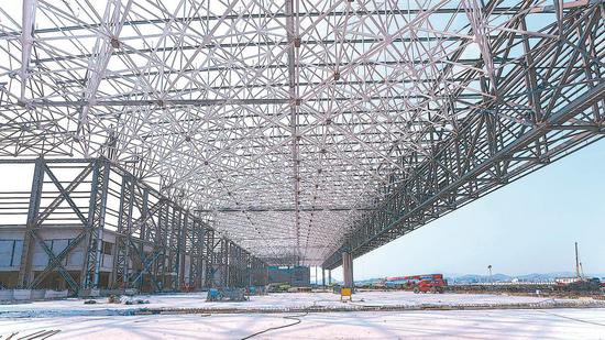 厦门太古翔安新机场维修基地项目1号机库钢结构屋盖顺利提升合龙...