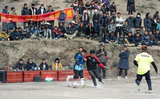 <em>西藏昌都</em>：“云中球场”上的藏东小镇足球赛
