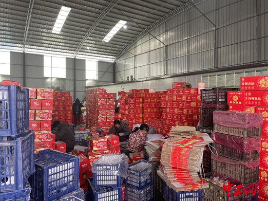 24岁小伙在拼多多一年卖出2000万公斤水果，当地农户均受益