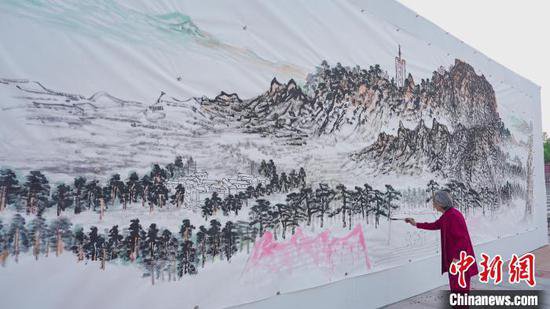 七旬画家现场创作13.2米巨幅山水<em>画</em>《赤染将军岭》