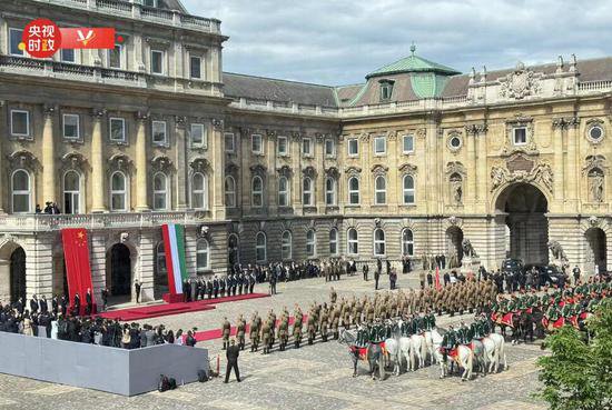习近平出席匈牙利总统舒尤克和总理欧尔班举行的欢迎仪式