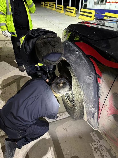 民警化身“修车工”深夜帮助群众换轮胎