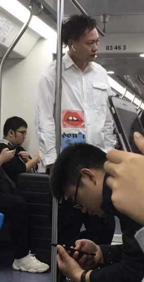 <em>陈</em>奕迅过气了？在深圳坐地铁，无人搭理也不让座，站在过道不...