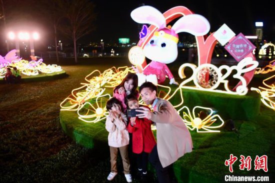 （新春见闻）香港“<em>福</em>兔”迎新春 贺年互动<em>装饰</em>添气氛