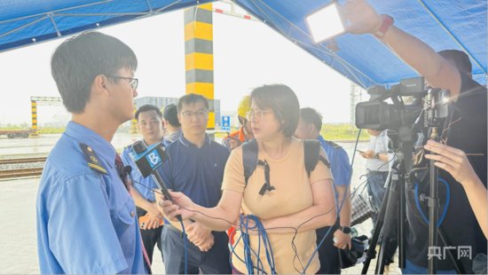 “东盟伙伴”媒体团探访广西钦州港 近距离感受“中国效率”