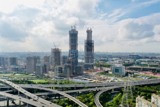 张江超高层地标“科学之门”西塔楼完成结构封顶 预计明年竣工