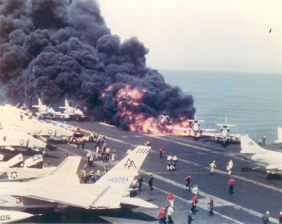 美海军<em>最惨烈事故</em>！航母爆炸，超半数战机被毁，50人死在睡梦中