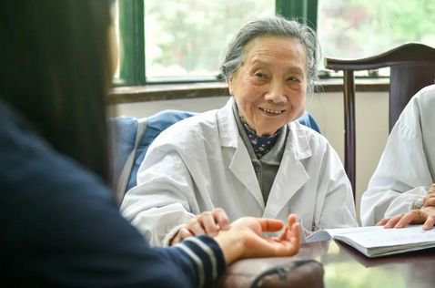 国医大师朱南孙逝世，享年103岁，一生接诊患者百万人次，年逾...