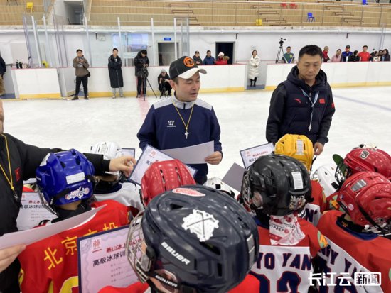 台青在湖北 | 什么？一个台湾人竟在武汉教起了冰上运动？