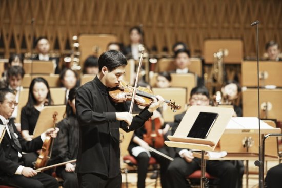 小提琴协奏曲《夜途》上海首演，00后小提琴新秀挑大梁