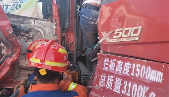 山东济南：渣土车撞上<em>半挂车</em>一人被困，消防紧急救援