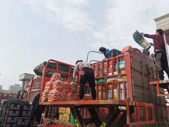 现场壮观！<em>阜阳</em>给上海送菜！41车，1000吨！