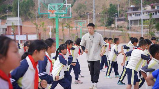 外地人在普洱|让孩子们爱上体育的支教教师平子逸