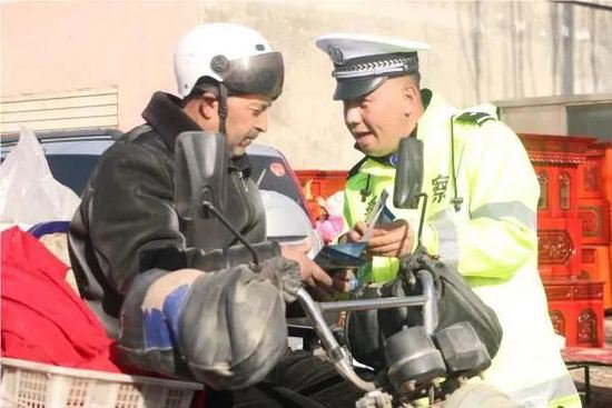 喀什交警积极开展第十二个“全国交通安全日”主题宣传活动
