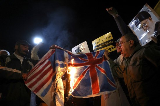 外媒：伊朗首都数百人集会，抗议者在<em>英国</em>大使馆外焚烧美英以...