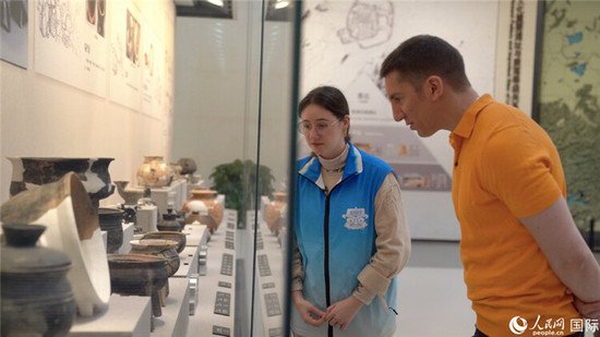 在博物馆当志愿讲解员 外国<em>姑娘</em>麦安琪把良渚文化讲给世界
