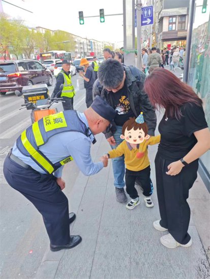 沈阳民警帮助4岁小游客找到父母