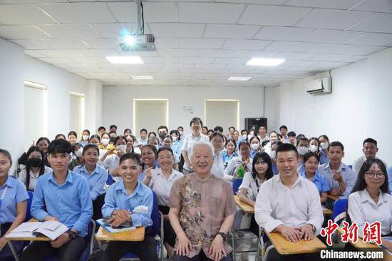 中国知名导演谢飞在柬埔寨举办“电影艺术与文化多元”讲座