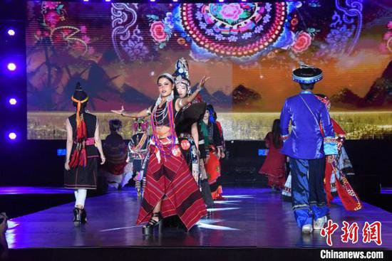 云南景谷：深山里上演时装秀 探寻穿在身上的民族文化