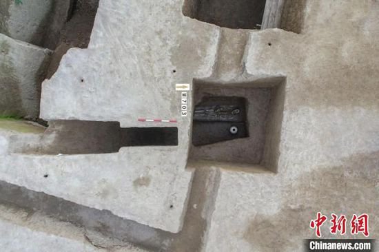 西安战国墓葬中发现形制极为罕见镂空蟠螭纹铜镜