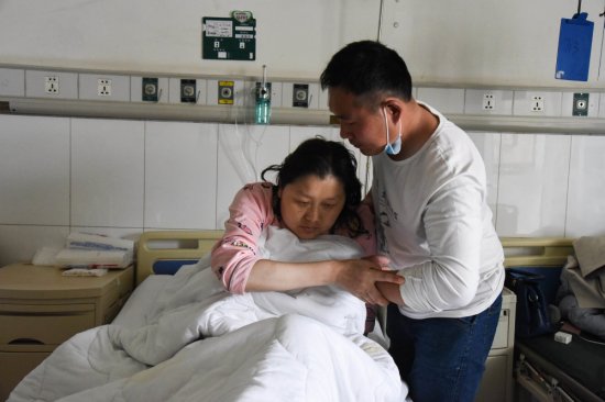 河南一早产女婴出生即被送进ICU，母亲抱着新褥子整日蹲守在门口