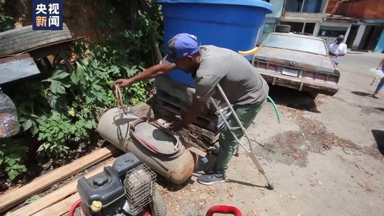 委内瑞拉小镇居民搭建<em>简易</em>供水系统 缓解用水难问题