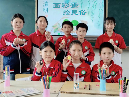 兴国县枫边中心小学开展手绘彩蛋活动