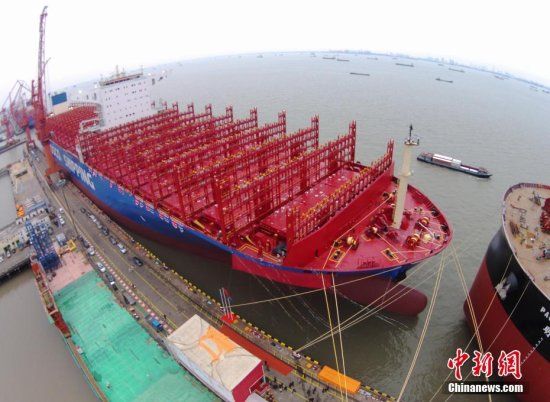 中国最大集装箱船在上海外高桥造船有限<em>公司</em>成功<em>命名</em>交付