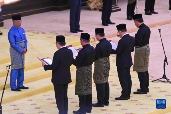 <em>马来西亚</em>新内阁宣誓就职