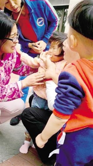 2岁女童奶糖卡喉 护士伸手紧急施救被<em>咬出血</em>