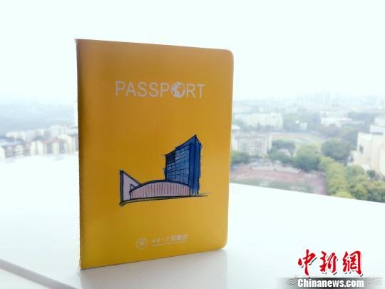 重庆高校<em>给新生</em>“私人订制”图书馆“阅读护照”