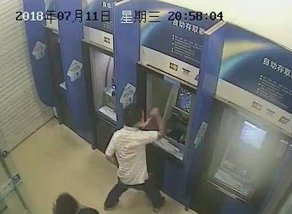 男子到银行避雨遭保安怀疑问话 狂砸6台ATM机泄愤