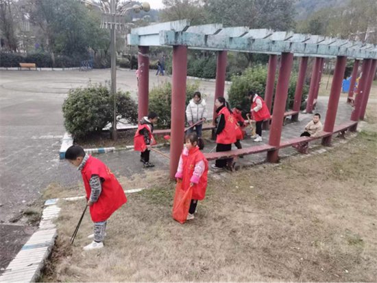 安福县浒坑学校开展“清洁公园 美化环境”志愿服务活动