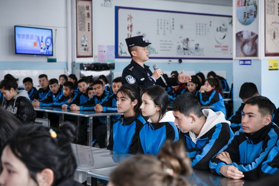 新疆伊犁：筑牢安全防线 守护平安校园