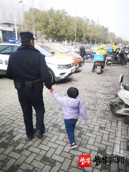 两岁<em>小女孩</em>路边跟妈妈走散，巡逻民警助她找到家人