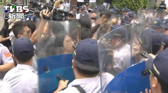台湾民众到蔡英文寓所抗议 被台警方“查户口”