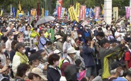 日媒：反对“<em>安倍</em>国葬”抗议集会今日在东京举行，约1.3万人参加