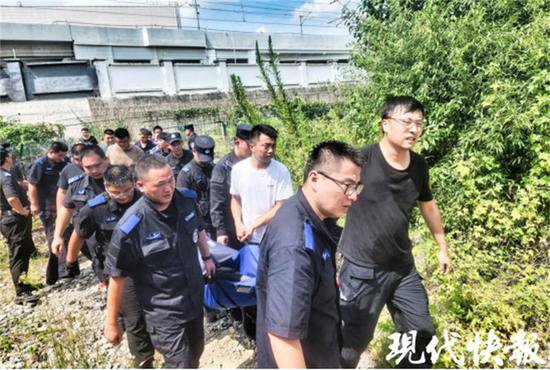 南京81岁老人荒山内迷路，百人大搜索成功解救