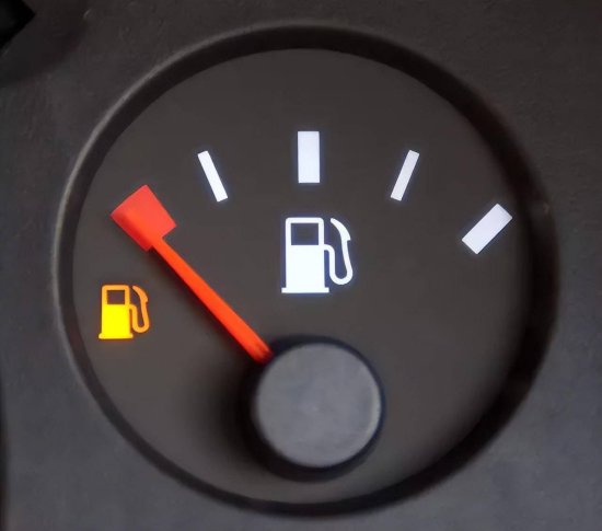 如何准确地知道汽车油箱中还剩<em>多少</em>油？什么时候加油最合适？