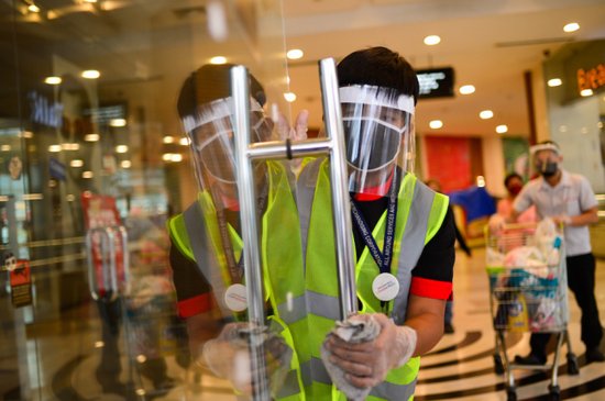 菲律宾政府要求民众在封闭<em>商业场所</em>佩戴面罩