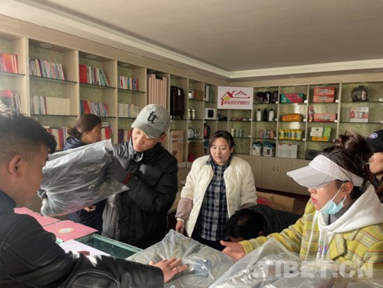 <em>杭州市</em>红十字会向西藏那曲色尼区捐赠价值76.5万元的爱心衣物