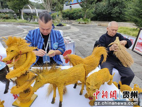 贵州省民族民间传统工艺大师在黄果树景区比拼手艺